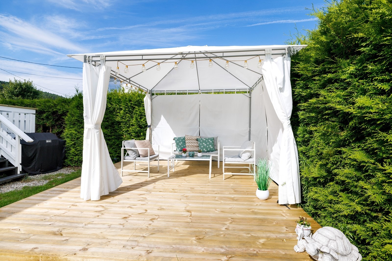 I hagen finnes en stor terrasseplatting med god plass for utemøblement. Galleribilde
