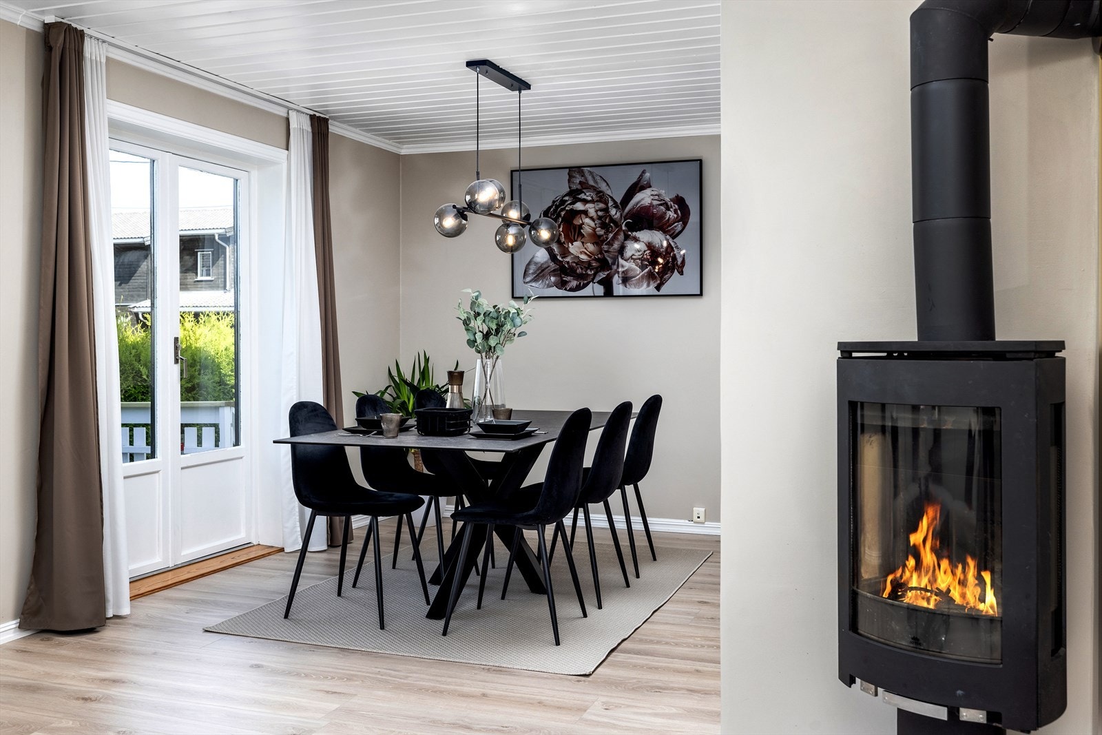 Fra stuen er det åpen løsning mot spisestuen. Galleribilde