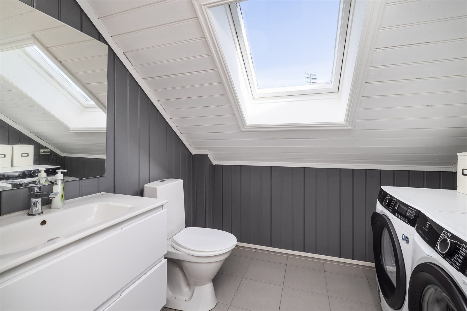 Vaskerommet/toalettrommet har flislagt gulv, servant og toalett samt opplegg for vaskemaskin og tørketrommel. Galleribilde