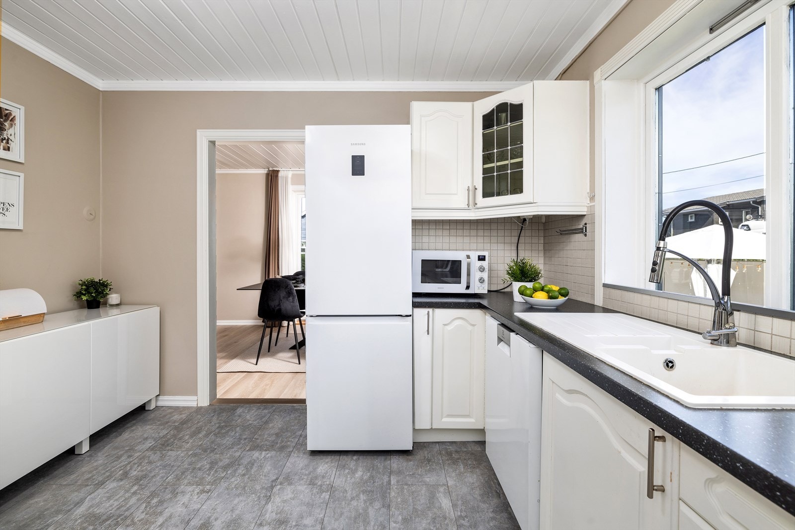 Det er avsatt plass i innredningen for frittstående hvitevarer. Galleribilde