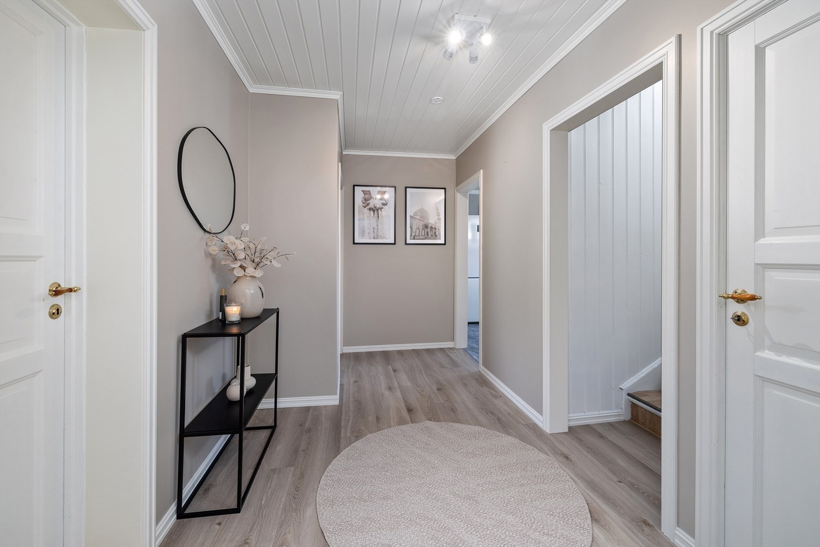 Fra gangen er det trapp opp til 2. etasje og ned til kjelleren. Galleribilde