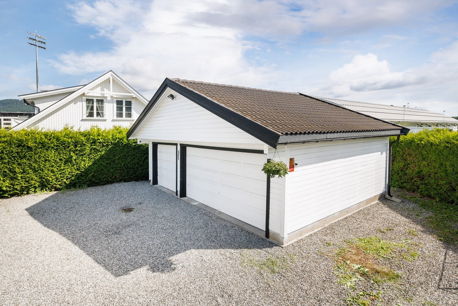 Flott og romslig garasje med plass til 3 biler Galleribilde