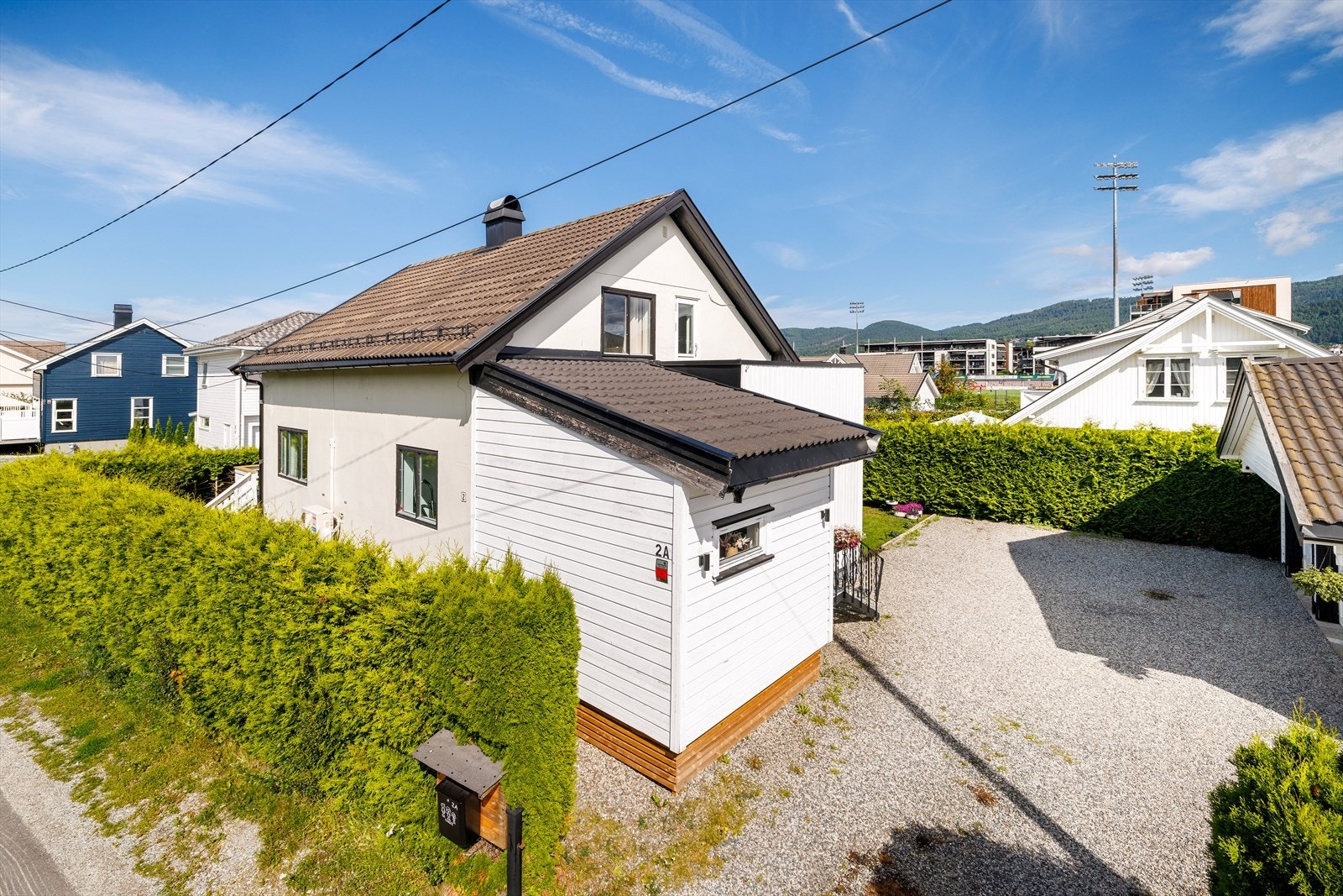 Det er også god plass til parkering på egen gårdsplass. Galleribilde