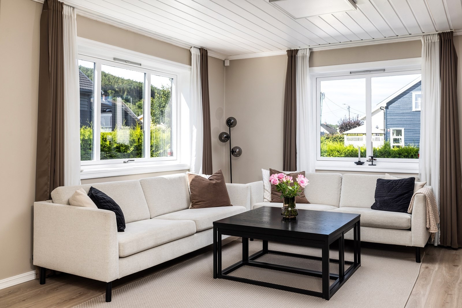 Boligen har en lys og innbydende stue. Galleribilde