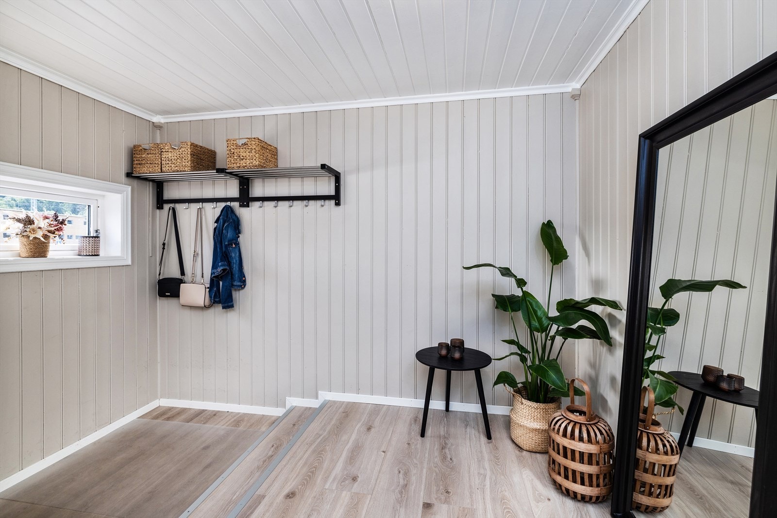 Velkommen inn! Boligen har en romslig entré med god plass for oppheng av yttertøy eller etablering av garderobe. Galleribilde