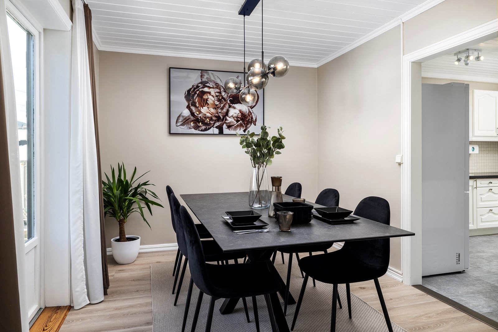 Her er det god plass til et stort spisebord og flere gjester. Galleribilde