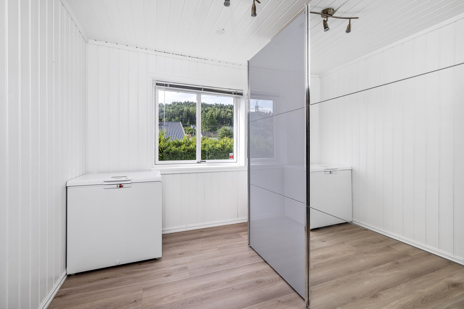 I 1. etasje finnes også et soverom, som i dag benyttes av selger som et garderoberom. Galleribilde