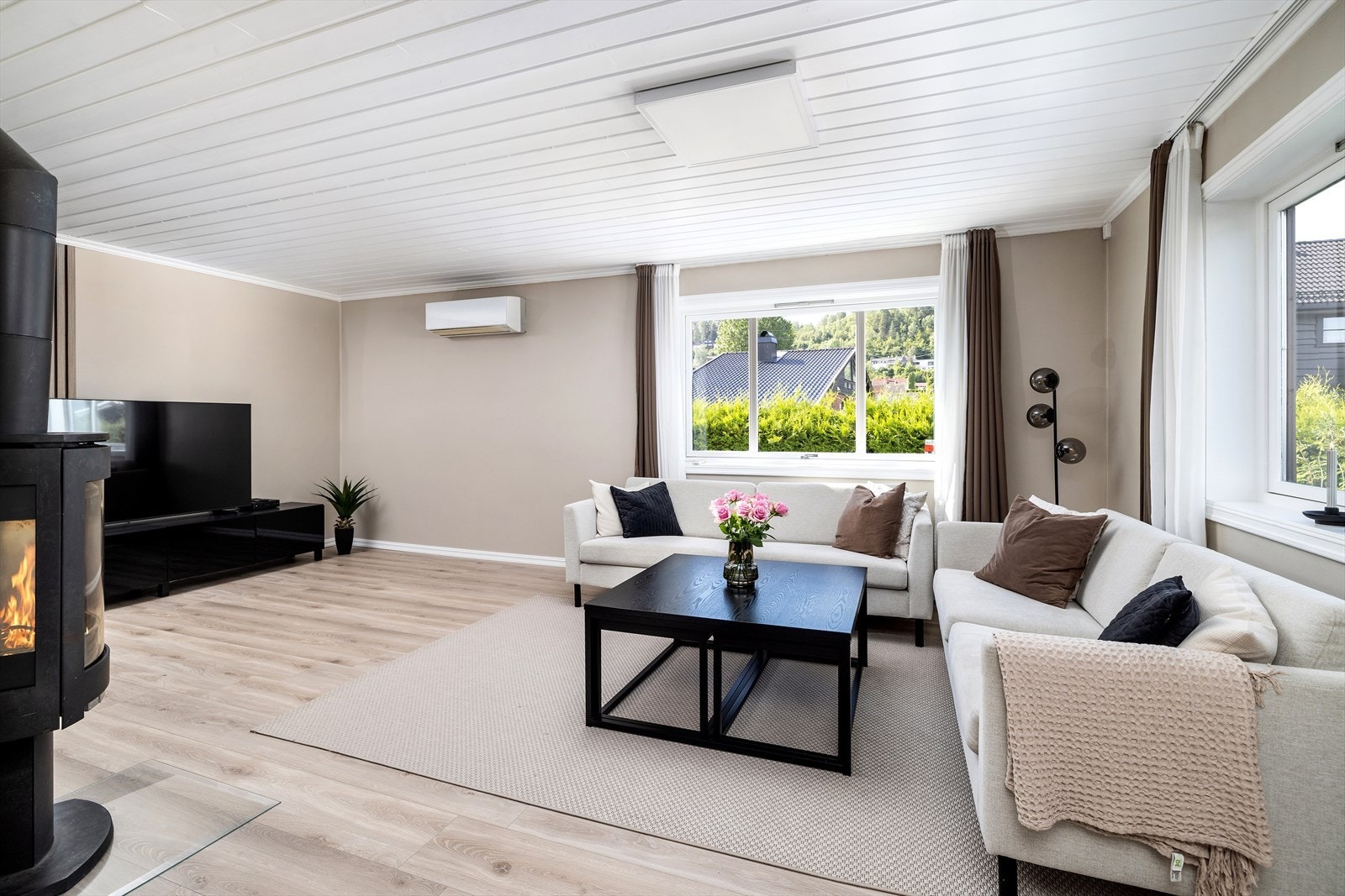 Stuen er svært romslig og kan enkelt møbleres med både salong og mediasone. Galleribilde