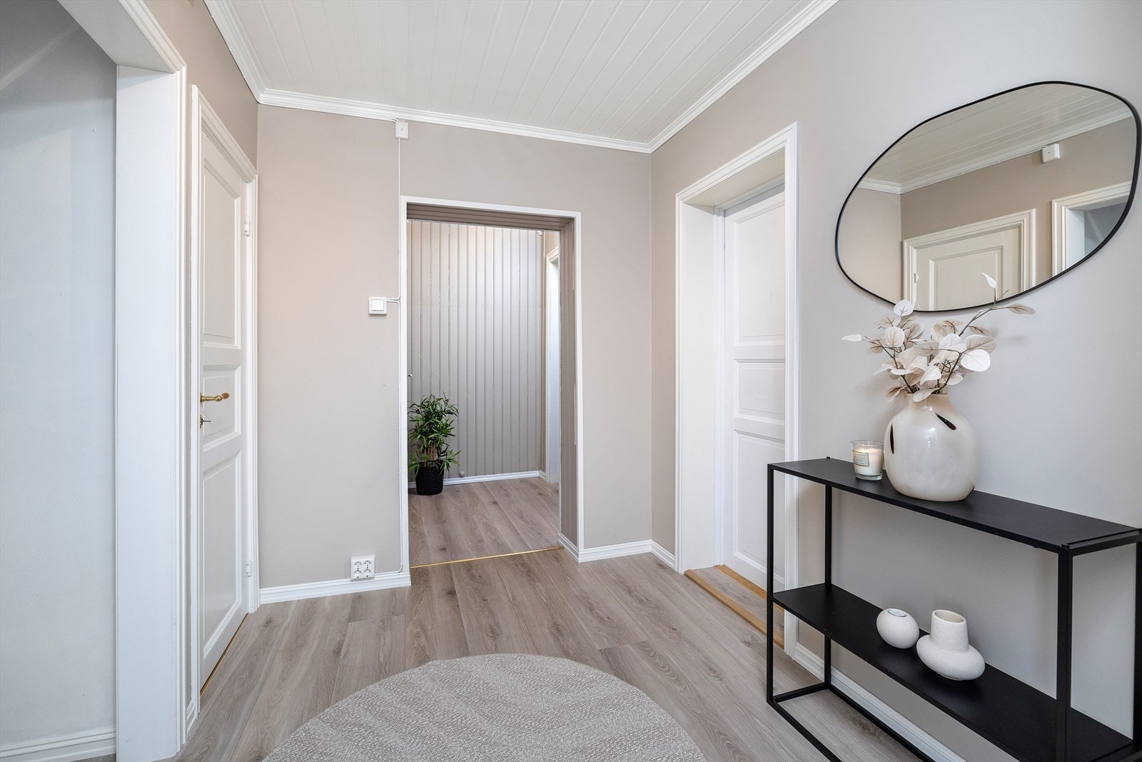 Gangen og yttergangen har overflater malt i lyse og pene fargetoner samt slitesterk laminat på gulv. Galleribilde