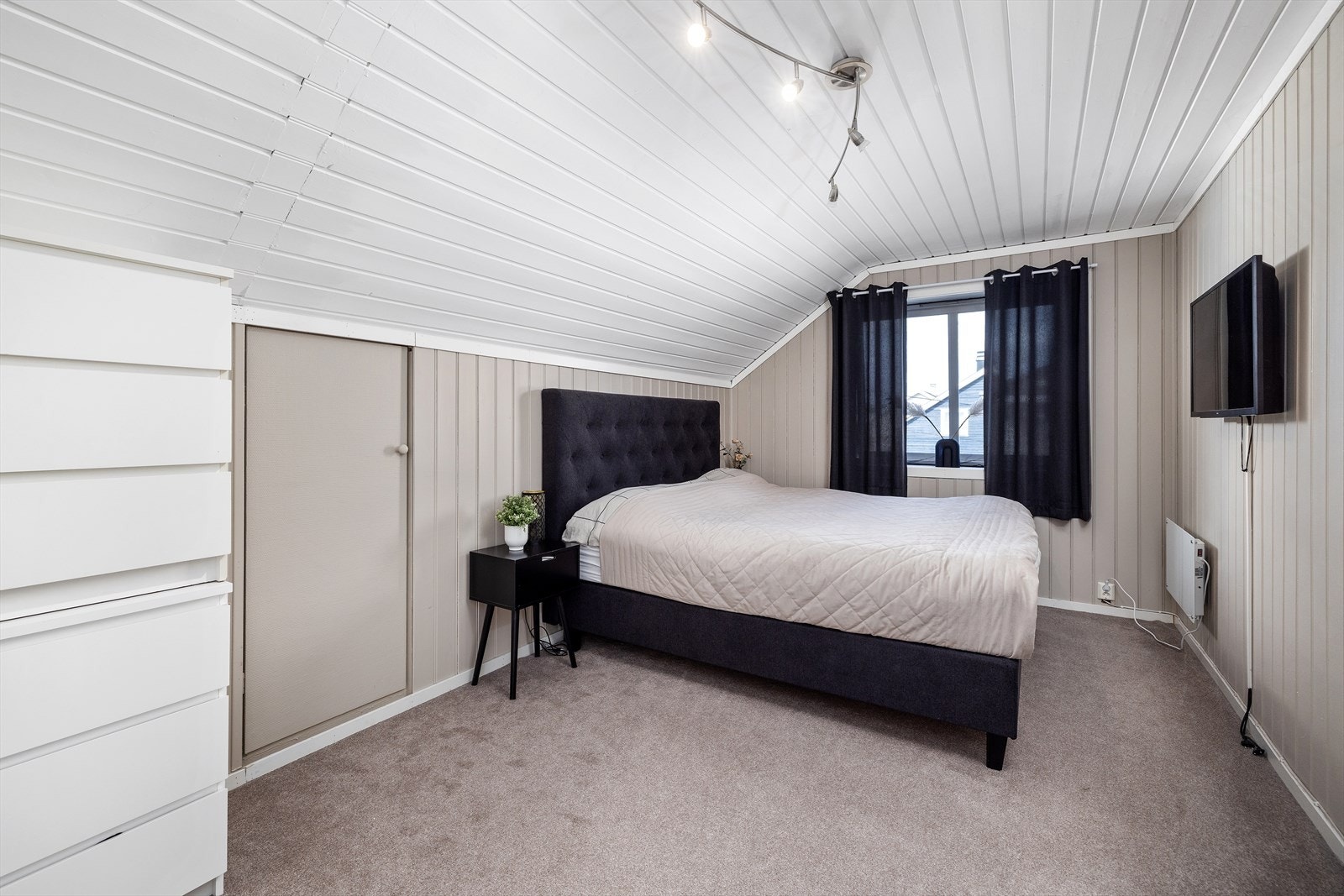 I 2. etasje finnes 3 soverom og vaskerom/toalettrom. Galleribilde