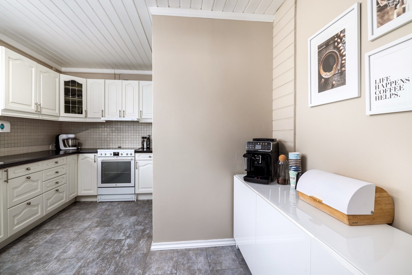 Fra spisestuen er det adkomst til kjøkkenet. Galleribilde