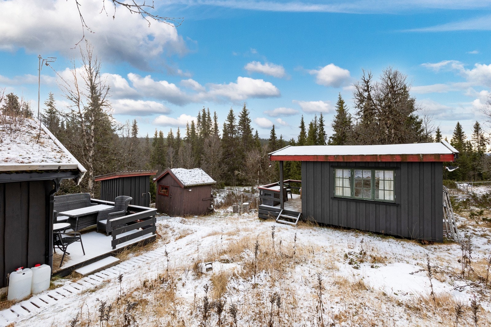 Hyggelig hytteeiendom bestående av flere bygninger. Galleribilde