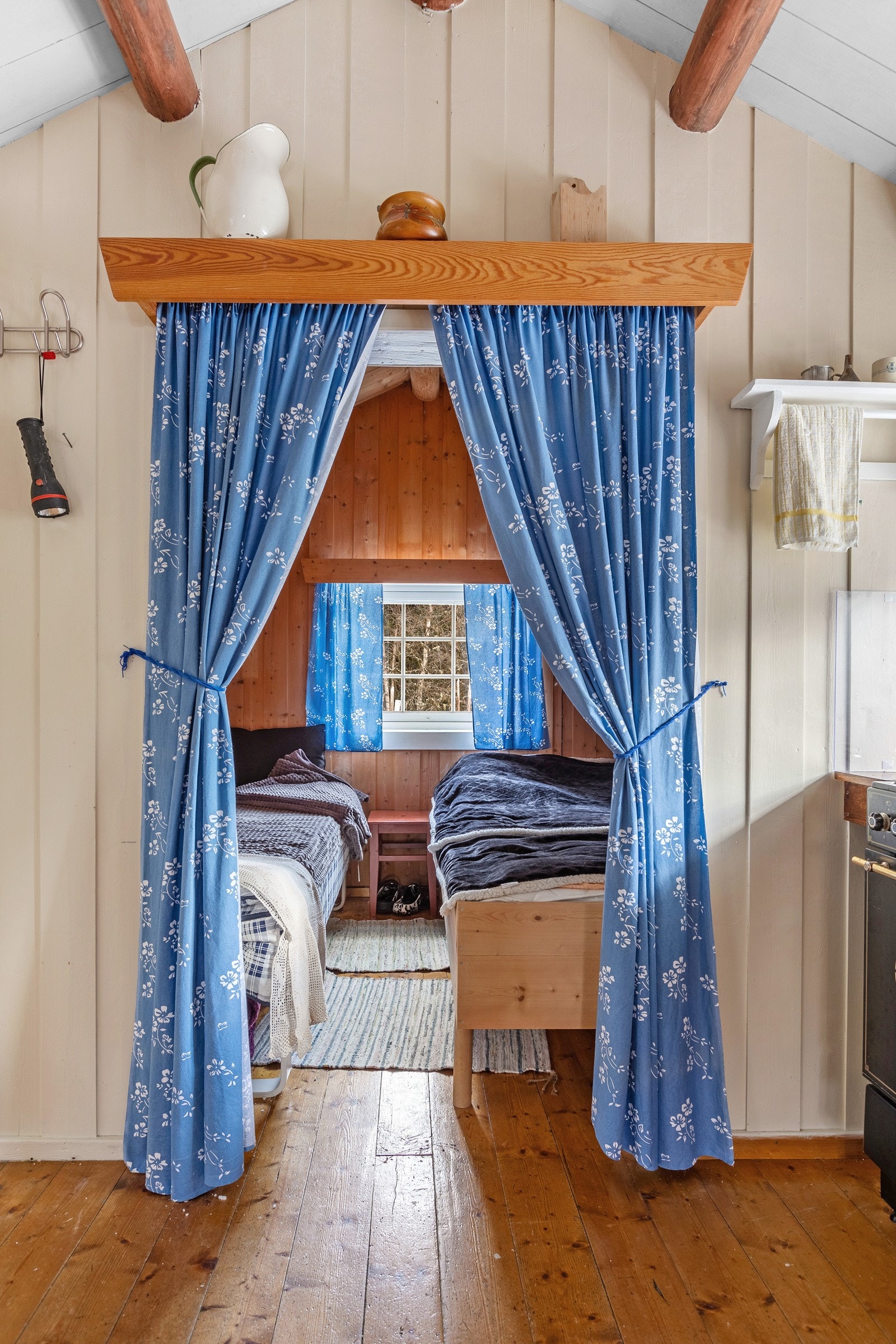 Innenfor kjøkkenet ligger soverommet i hytta. Galleribilde