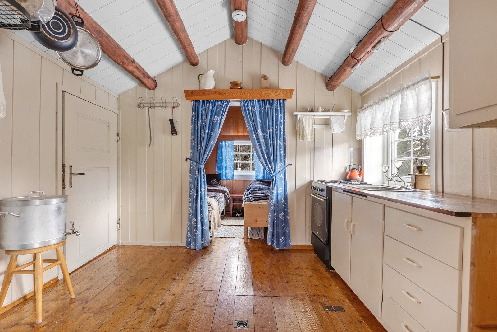 Eldre innredning på kjøkkenet med utslagskum. Galleribilde