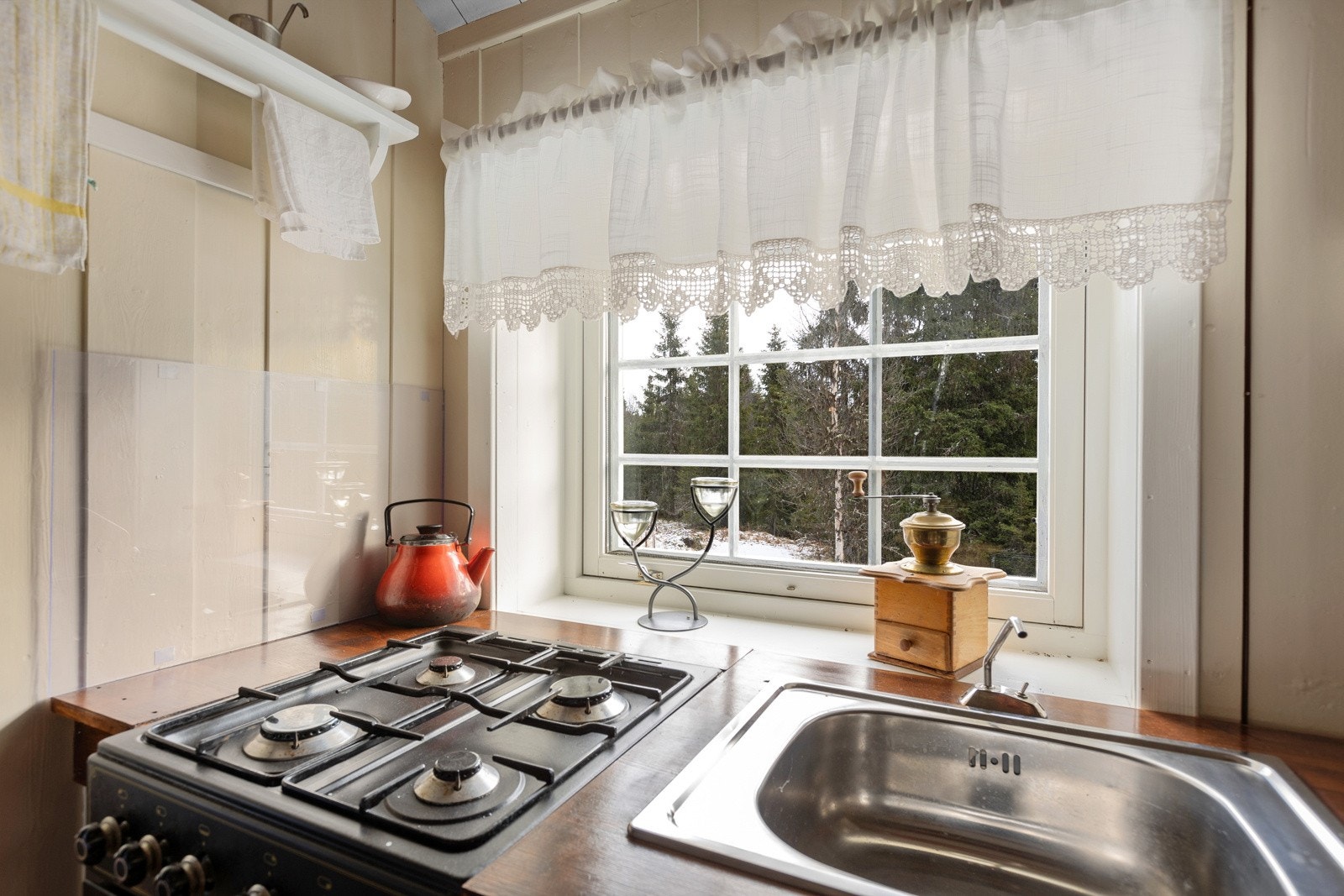 Gasskomfyr på kjøkken medfølger. Galleribilde