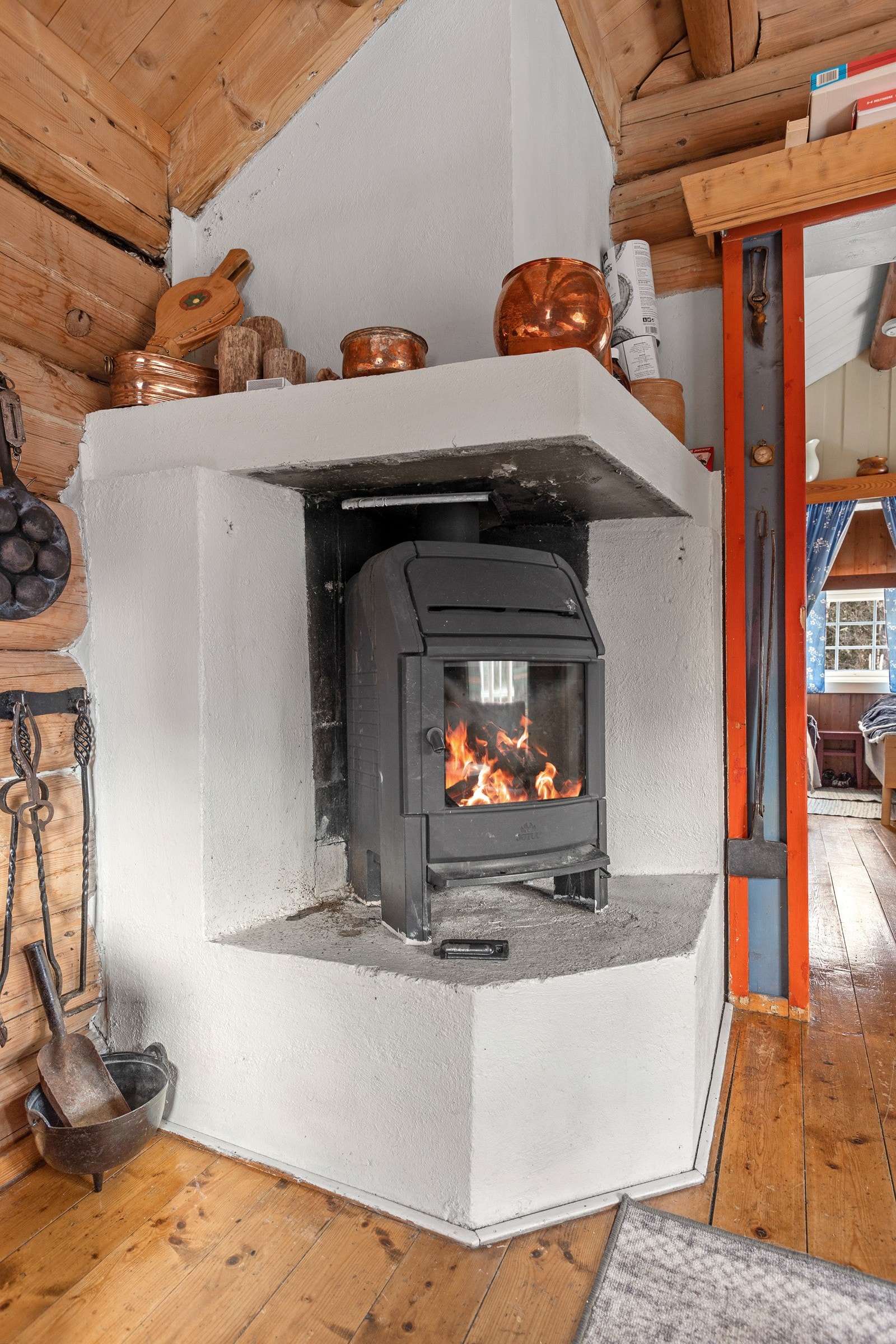 Eldre åpen peis, installert med vedovn. Galleribilde
