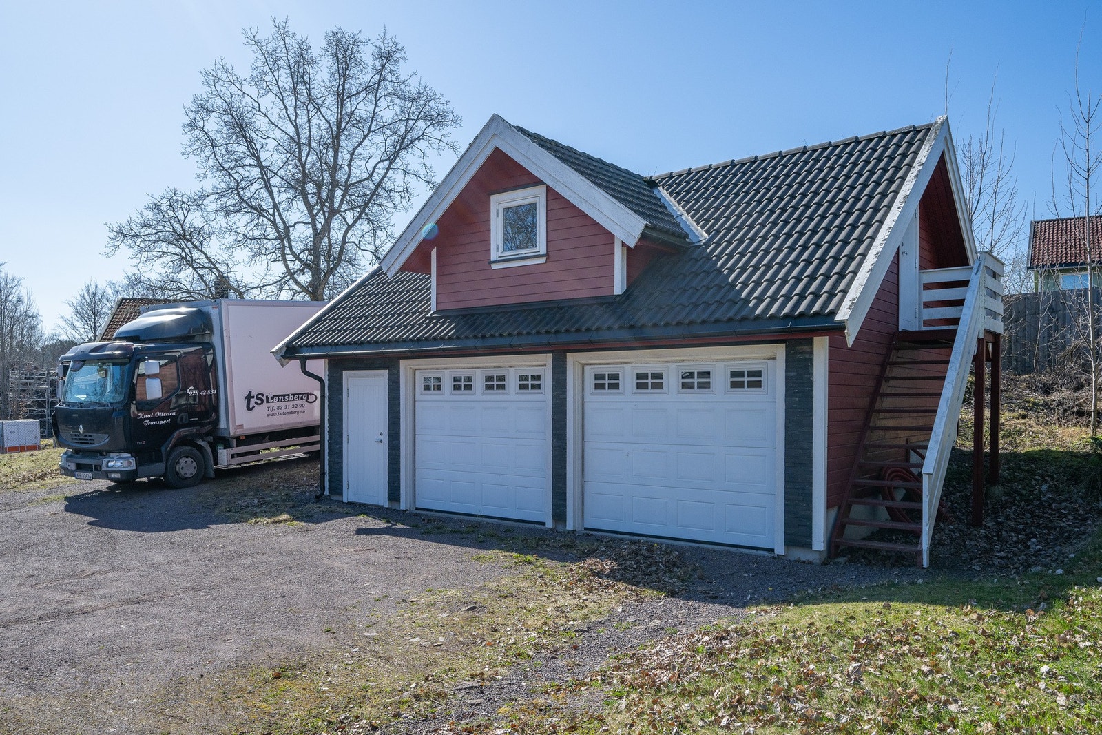 Stor garasje med innredet lagringsloft Galleribilde