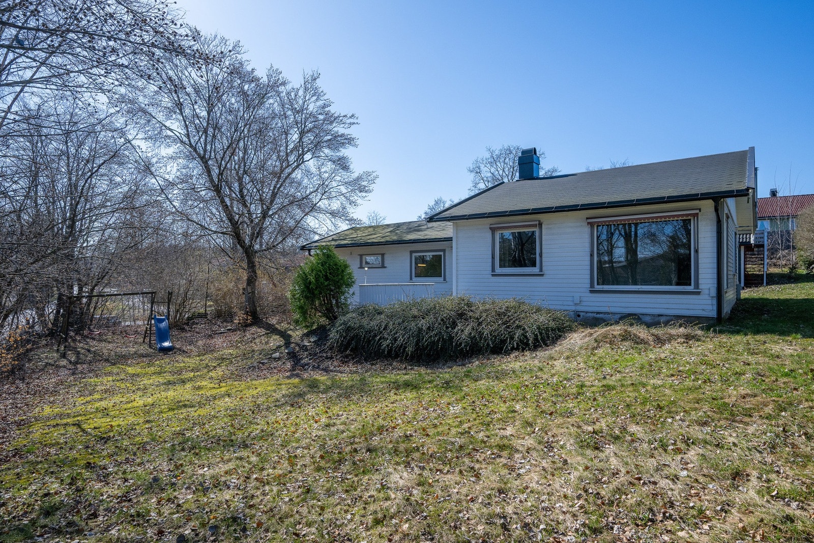 På den store tomten er det god plass for både lek, grønnsaksdyrking og avslapning Galleribilde