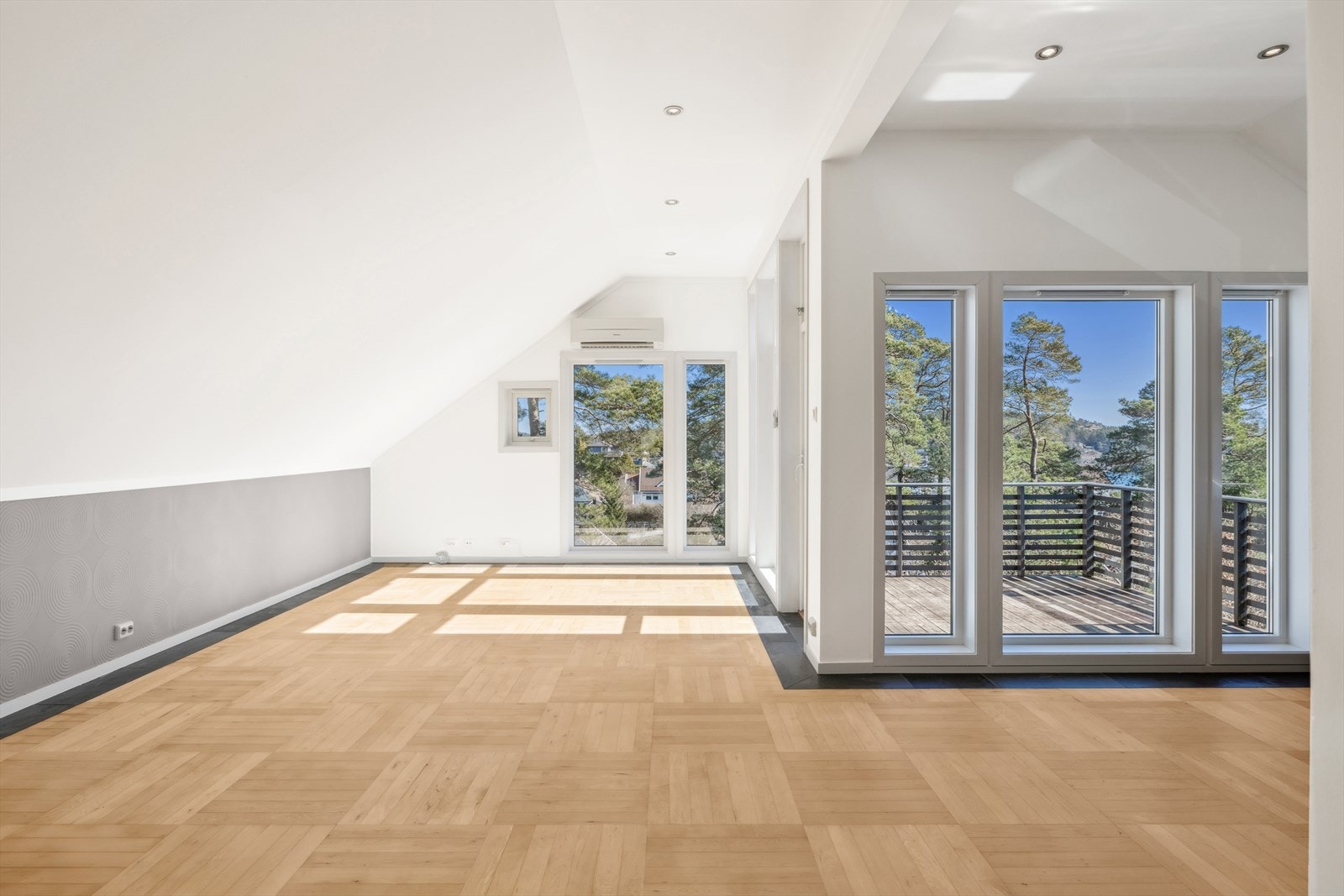 Alle rom er nymalte og gulvet i stuen har blitt slipt og lakkert på nytt. Galleribilde