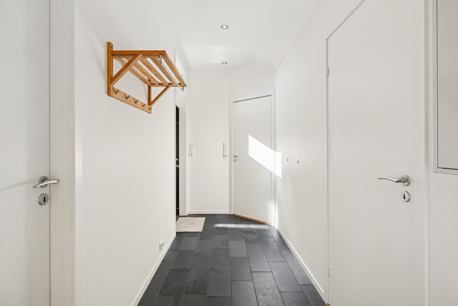 i entreen har man god plass til å henge fra seg yttertøy og sko. Galleribilde