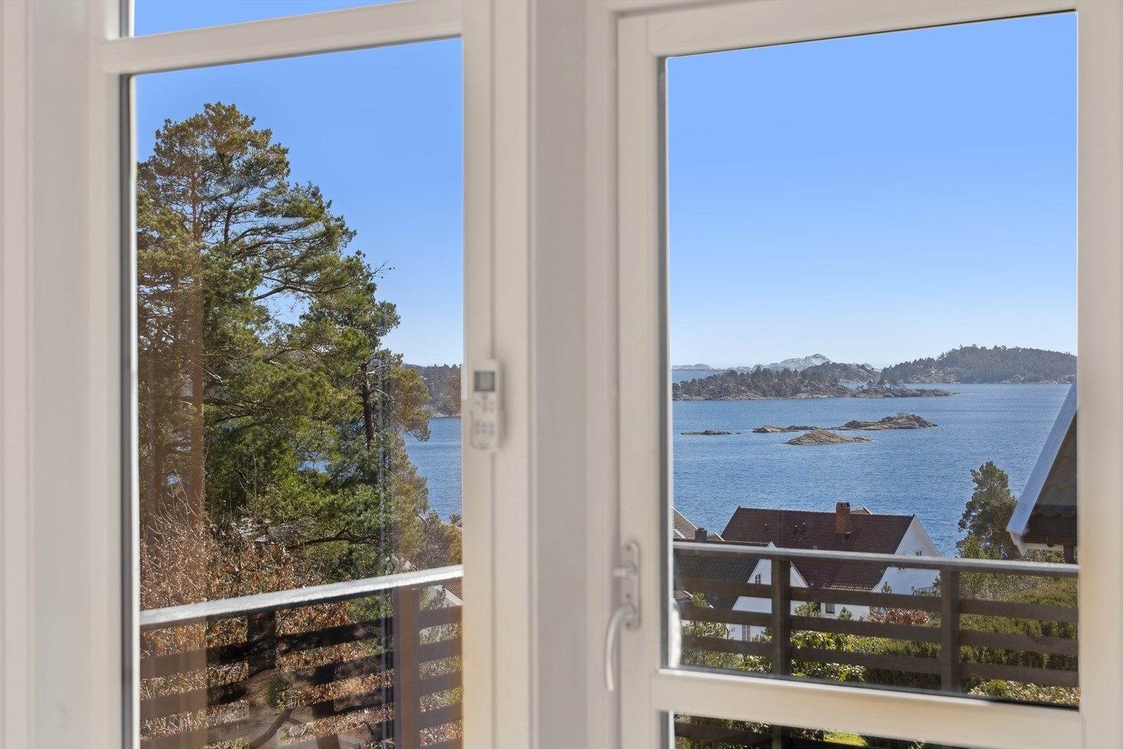 Leiligheten ligger fint til et veletablert og barnevennlig område med nærhet til sjø og friluftsliv. Fra leiligheten kan man nyte fantastisk utsikt! Galleribilde