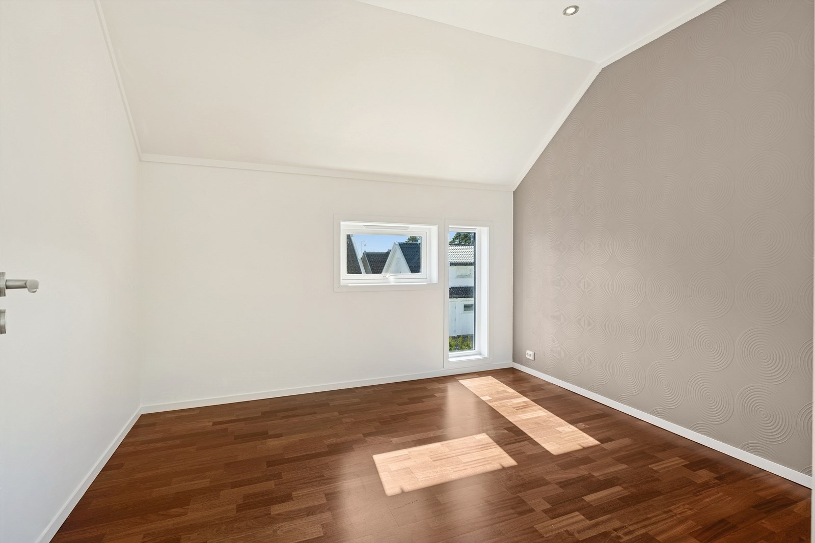Soverommet er av god størrelse og plass til både dobbeltseng og garderobe. Galleribilde