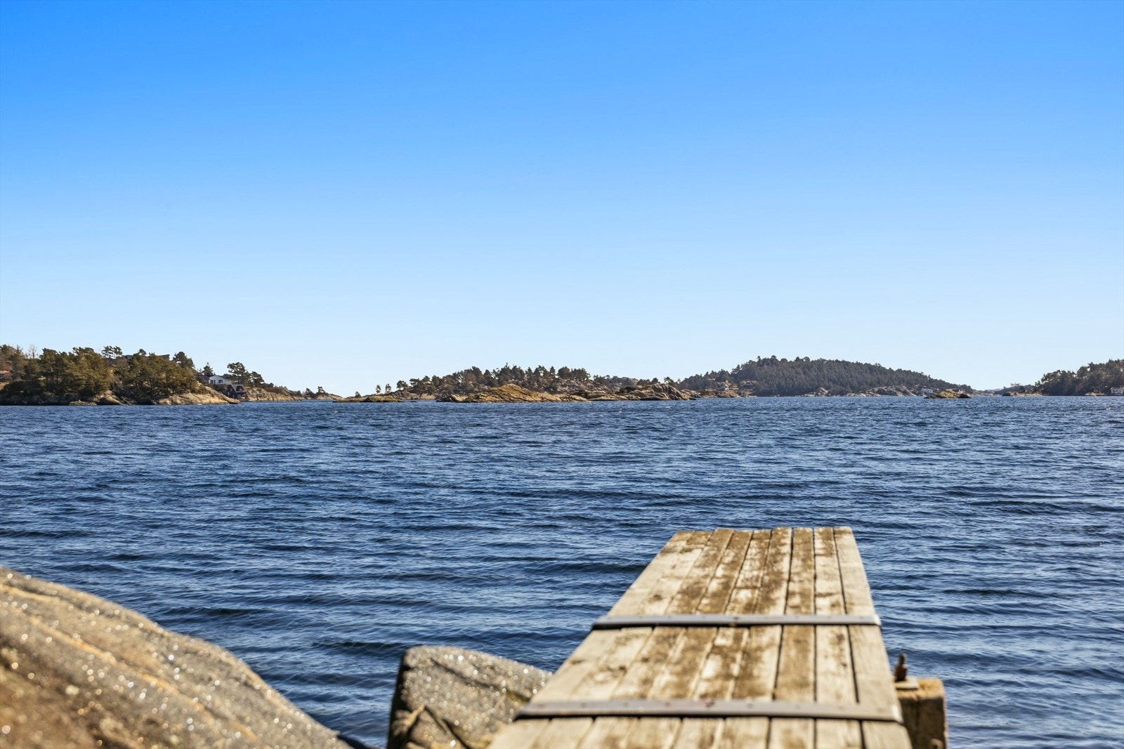 Fra leiligheten er det kort vei til sjøen med brygge, badestrand og båtliv. Galleribilde