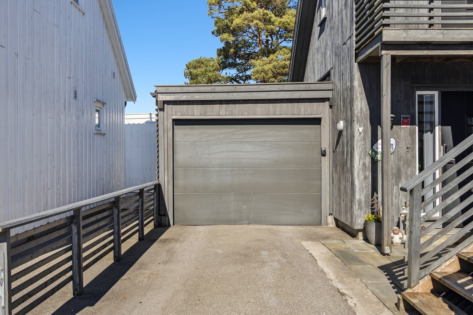 Leiligheten disponerer garasje til parkering og en romslig, utvendig bod. Galleribilde