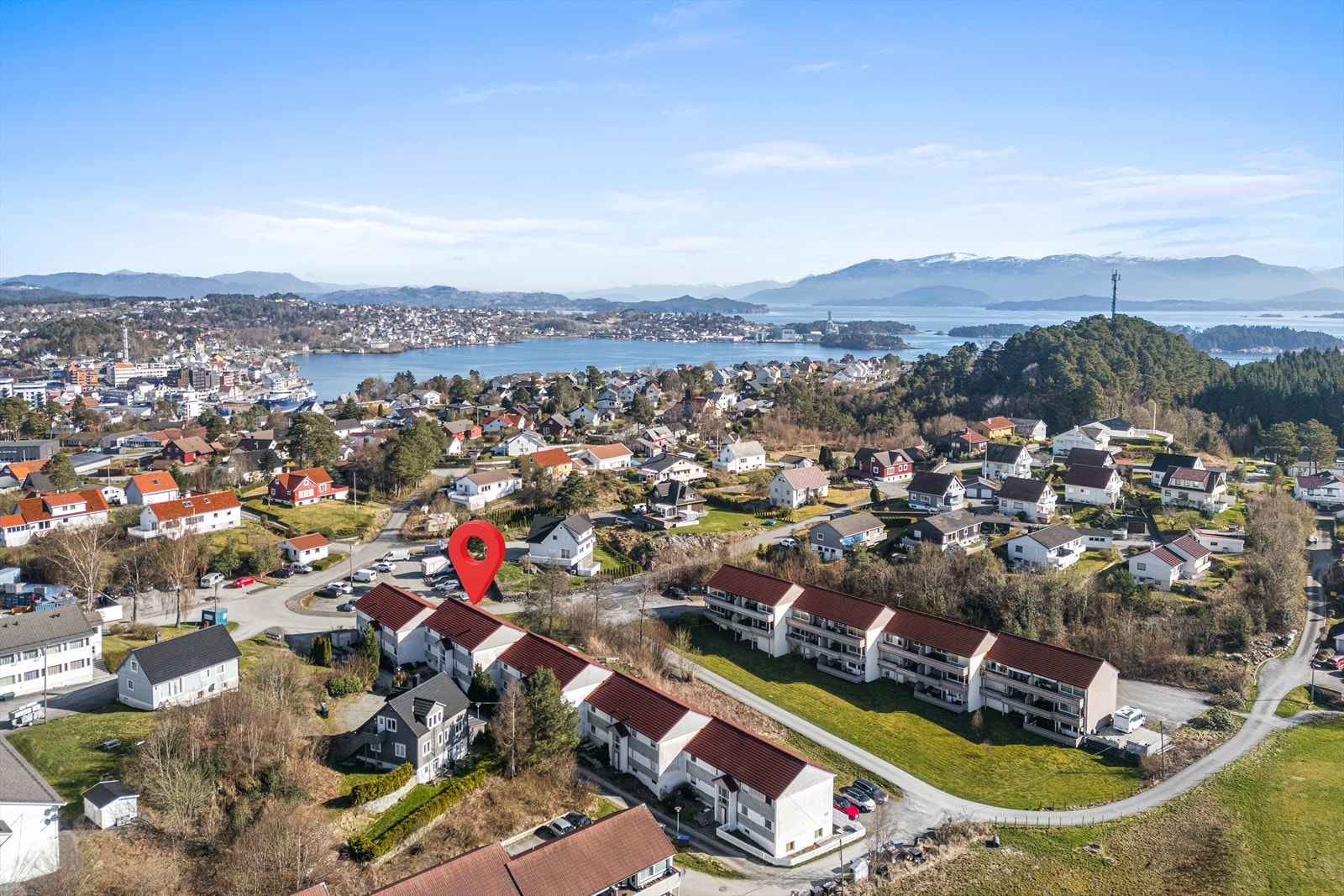 Leiligheten ligger sentralt til med gangavstand til Leirvik sentrum Galleribilde