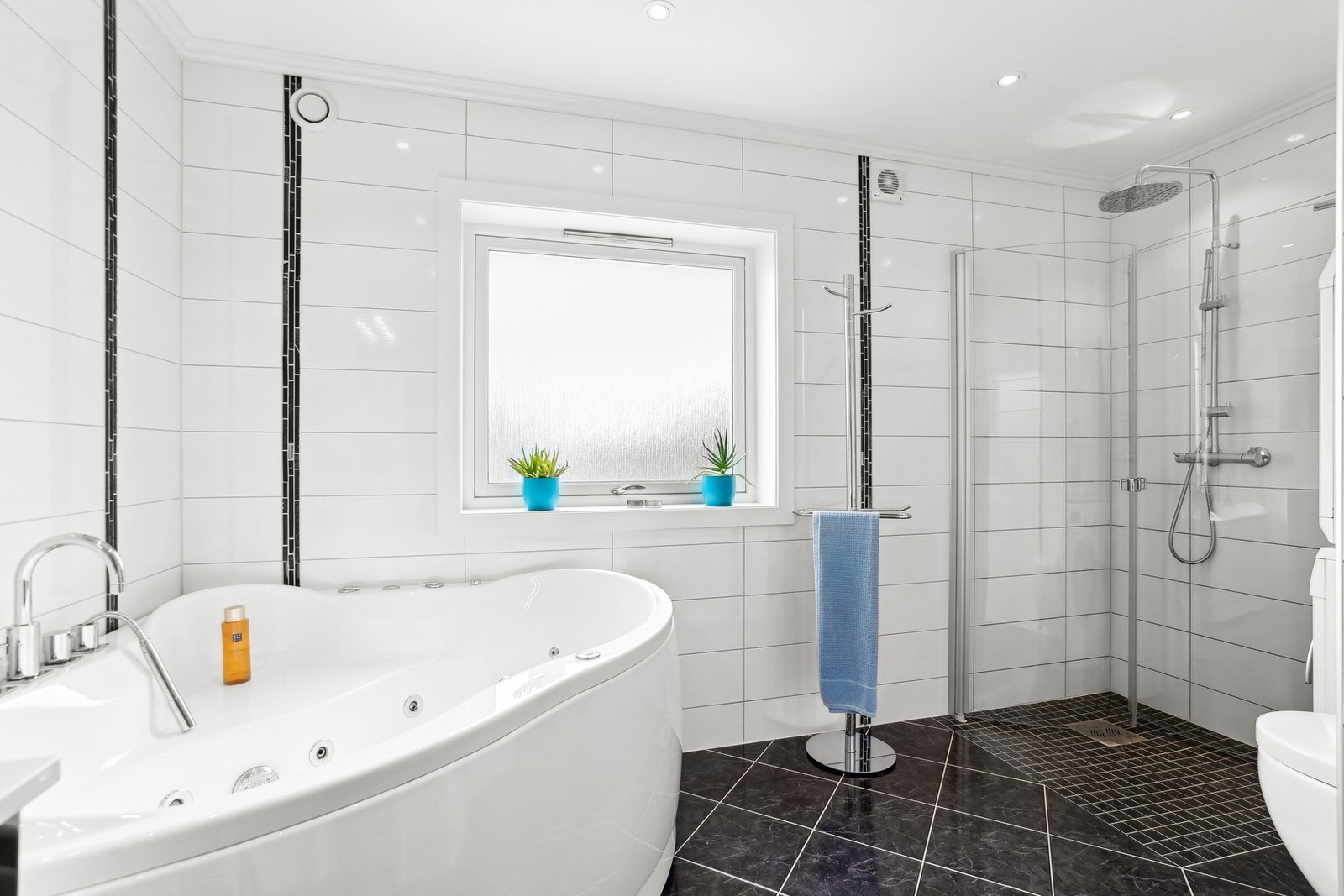 Badet har både badekar og dusjhjørne. Det er varmekabler i gulv Galleribilde