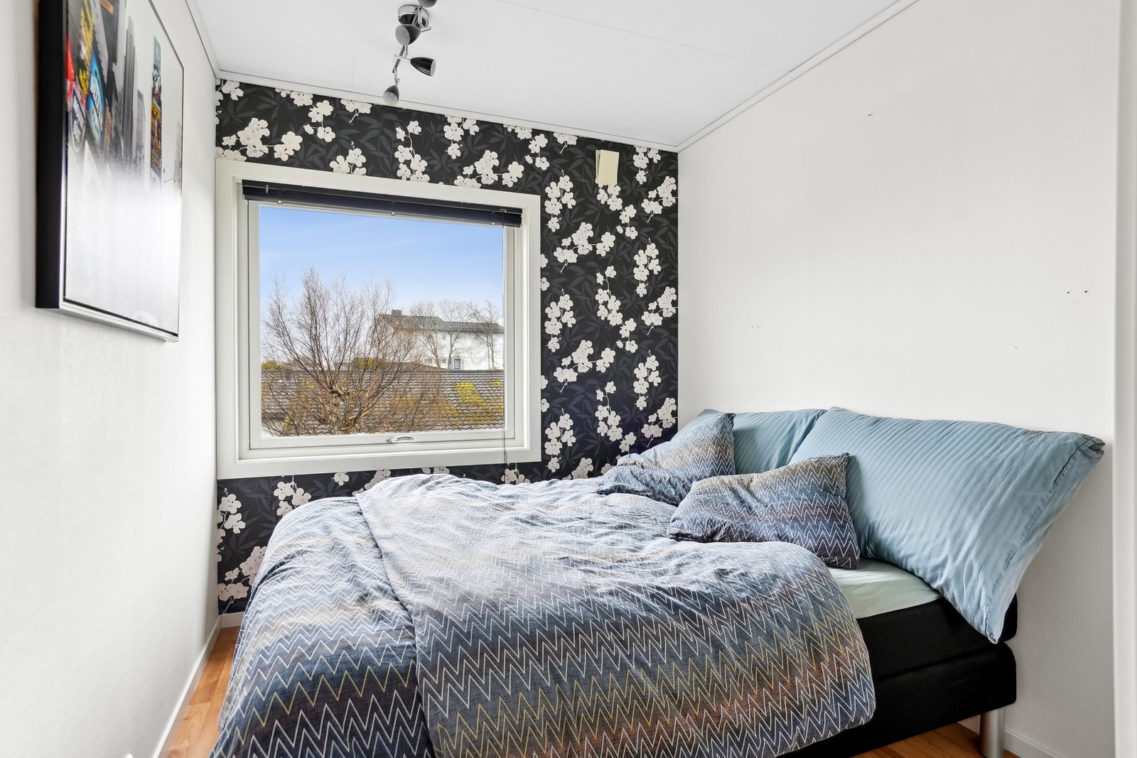 Det er to soverom i hovedplan. Dette soverommet har montert garderobeskap Galleribilde