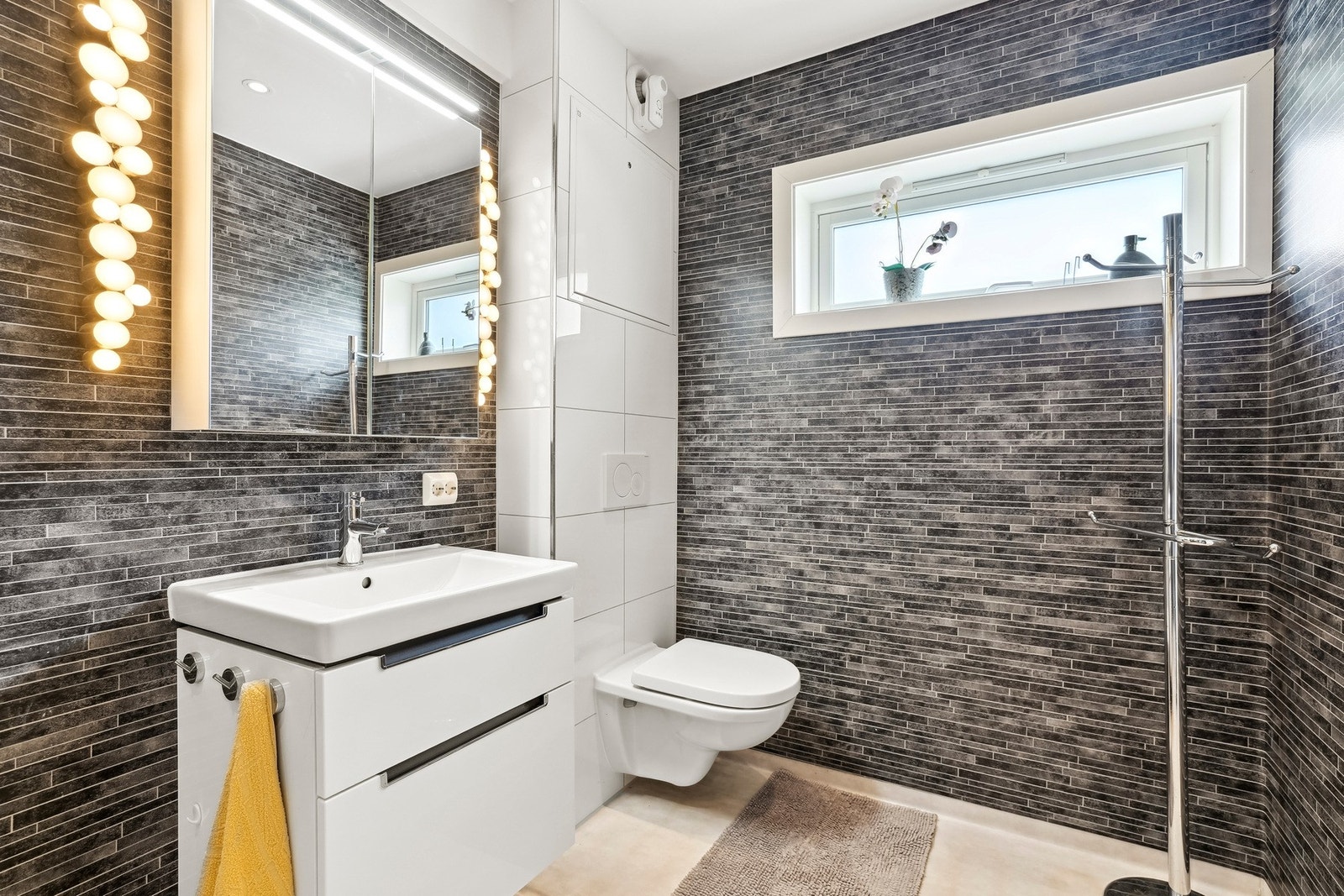 Felles bad i underetasje for hyblene. Badet har våtromstapet på vegg og våtromsbelegg på gulvet. Vegg ved sisterne er flislagt Galleribilde