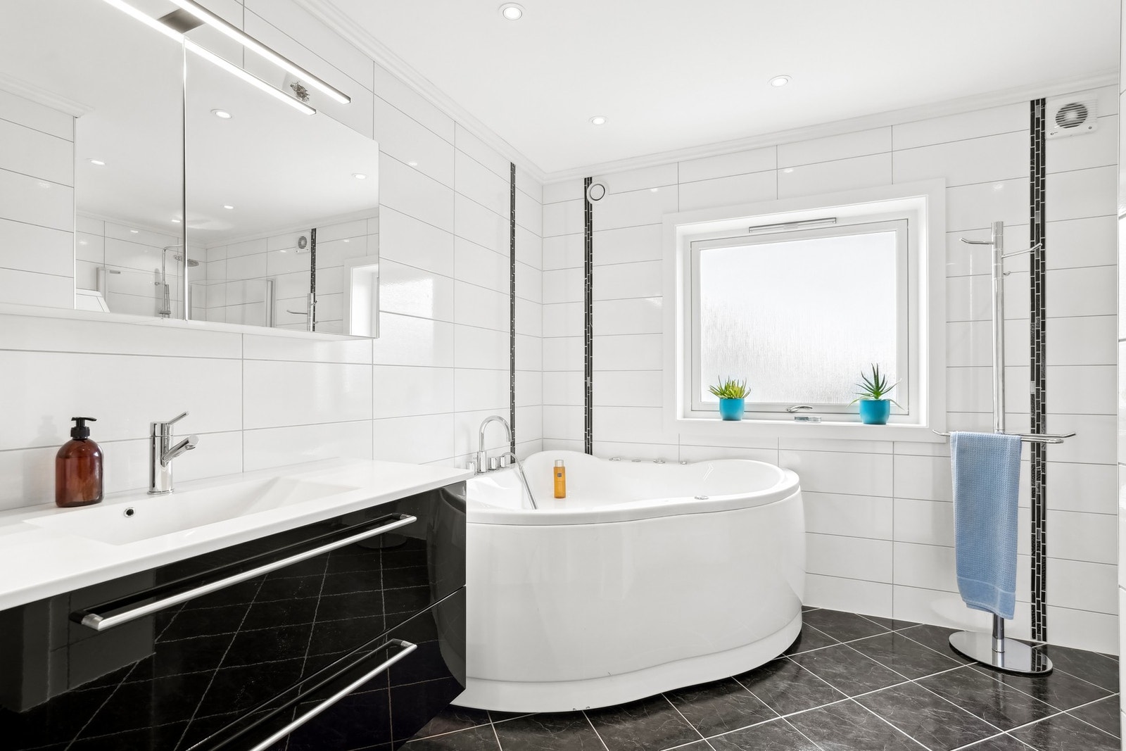 Lyst og flott bad av god størrelse i hovedetasjen. Badet ble utvidet og renovert i 2013 Galleribilde