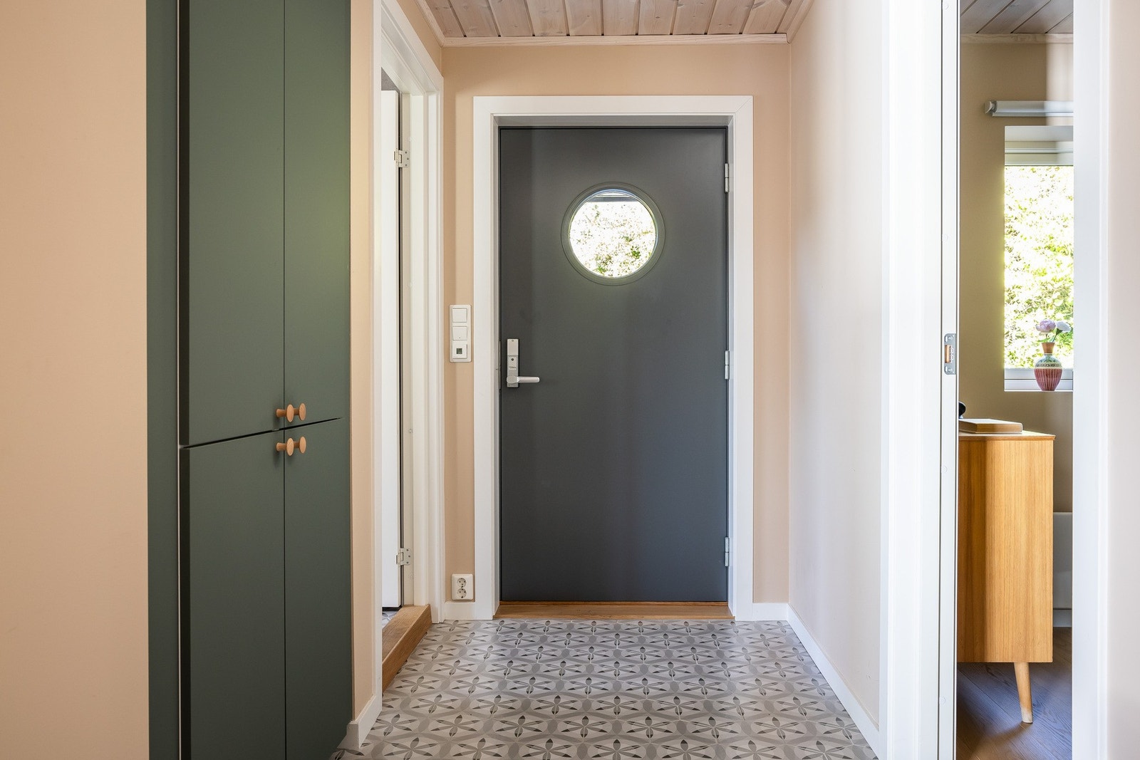 Innbydende entré med nyere ytterdør fra 2022, utstyrt med elektrisk dørlås. Galleribilde
