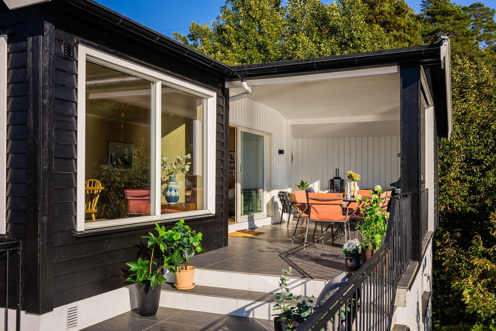 Boligen kan skilte med flere nydelige uteplasser som danner en perfekt ramme for både sosiale sammenkomster og avslappende stunder. Galleribilde