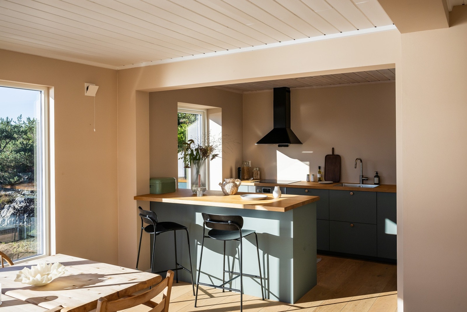 Stilfullt kjøkken som kombinerer moderne design med praktiske løsninger. Galleribilde