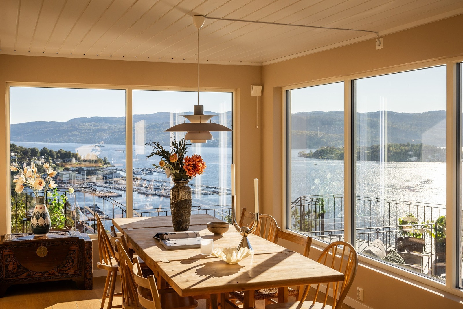 Store vindusflater med unik utsikt over Drøbaksundet, Vindfangerbukta, Oscarsborg Festning og Oslofjorden. Galleribilde