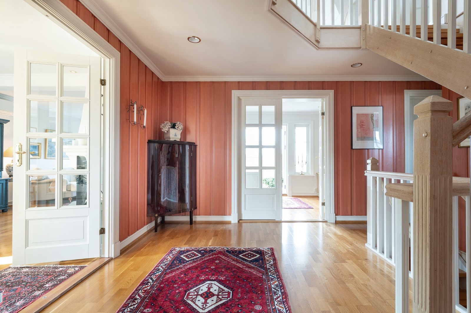 Stor romslig hall midt i boligen Galleribilde