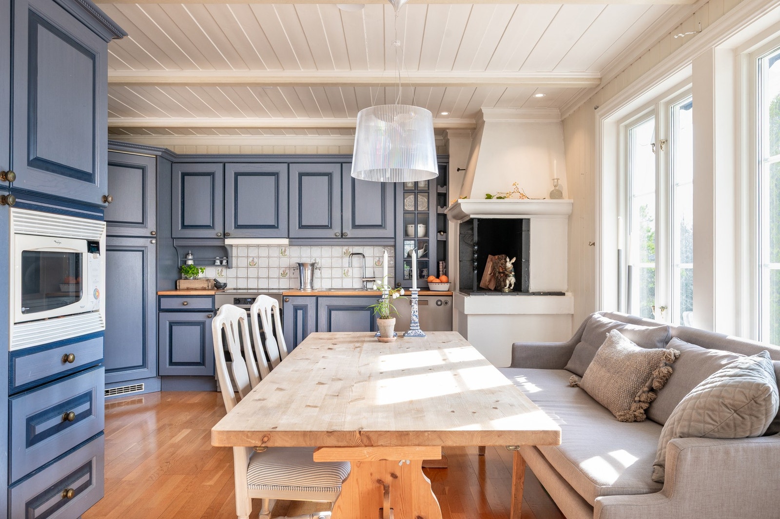 Klassisk kjøkken som inneholder alt av hvitvarer med god spiseplass. Galleribilde