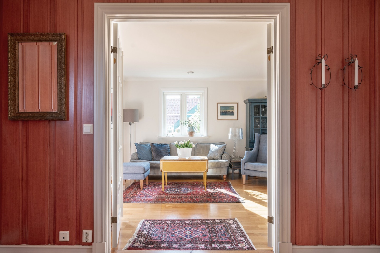 Stor romslig hall som forbinder alle tre etasjene Galleribilde