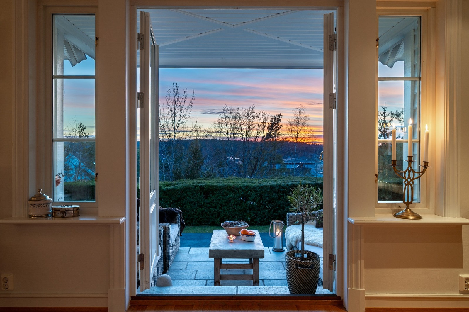 Solrikt og utsikt mot vest fra markterrassen. Galleribilde