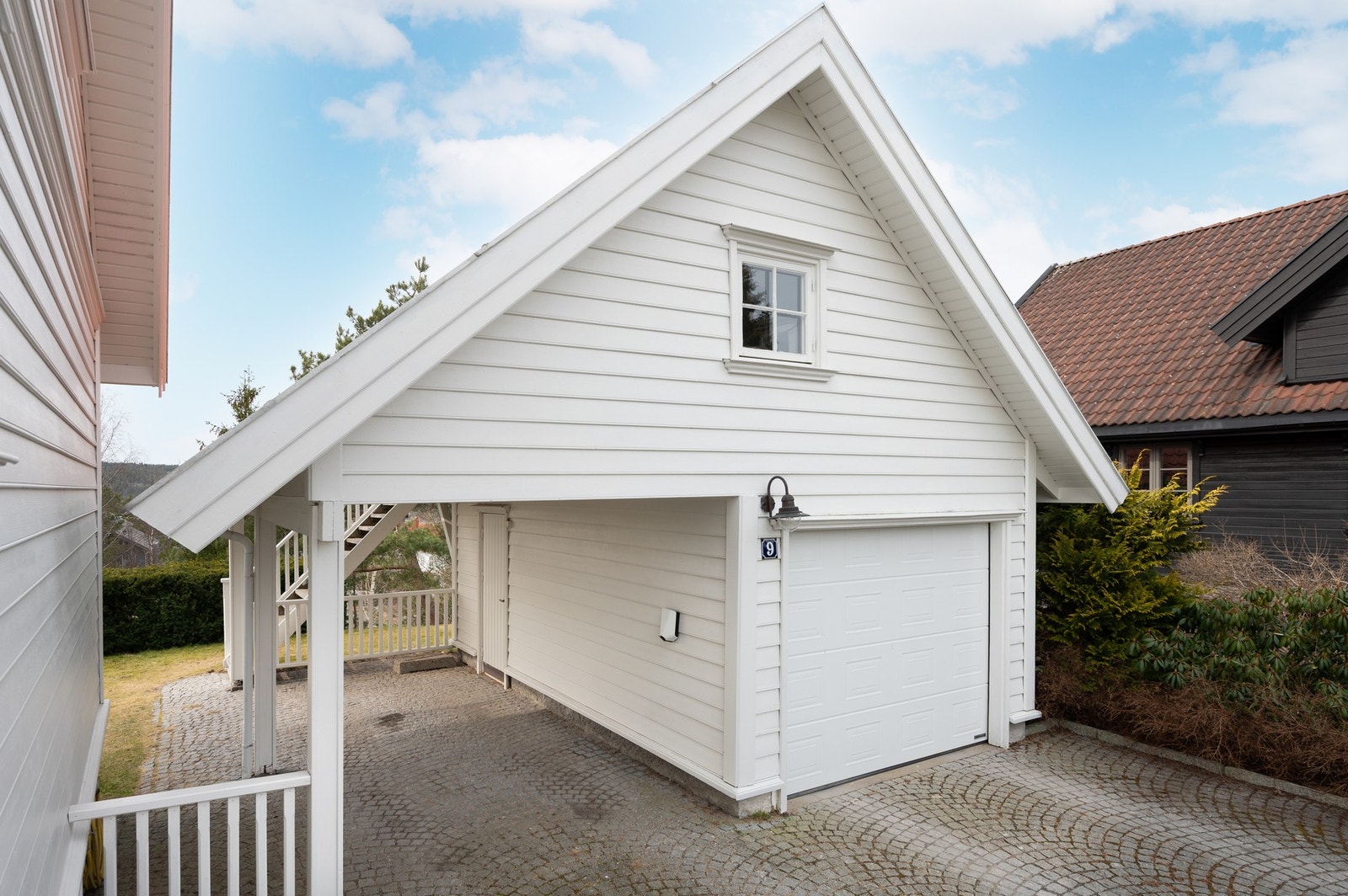 Det er stort loftareal over garasjen/carport. Utvendig trapp på baksiden. Galleribilde
