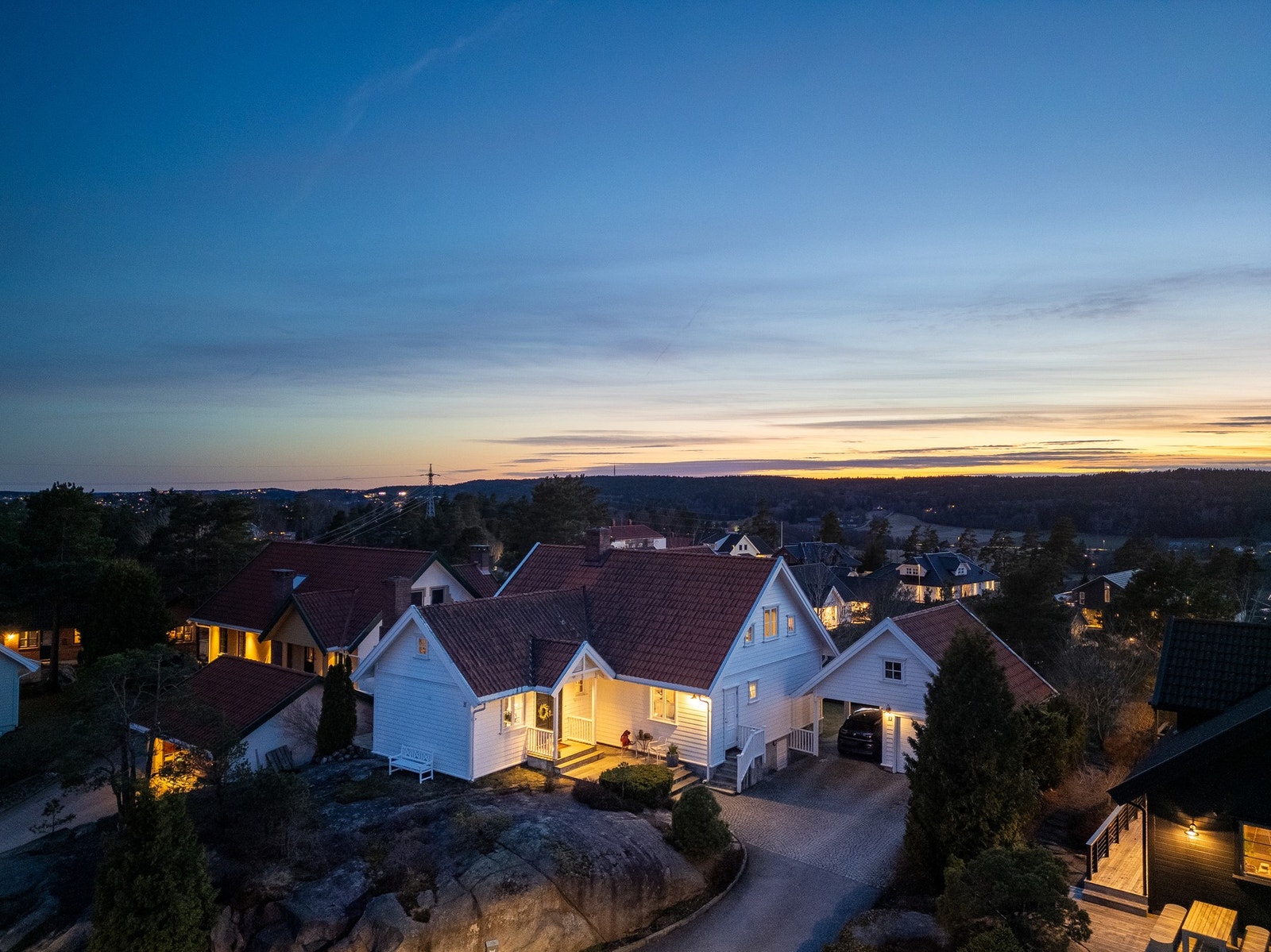 Boligen ligger på en høyde, med sol hele døgnet. Galleribilde