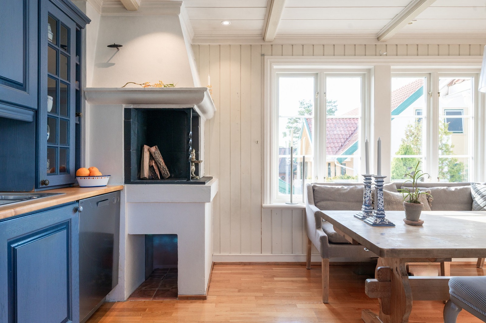 Kjøkken med peis som er familien samlingspunkt Galleribilde