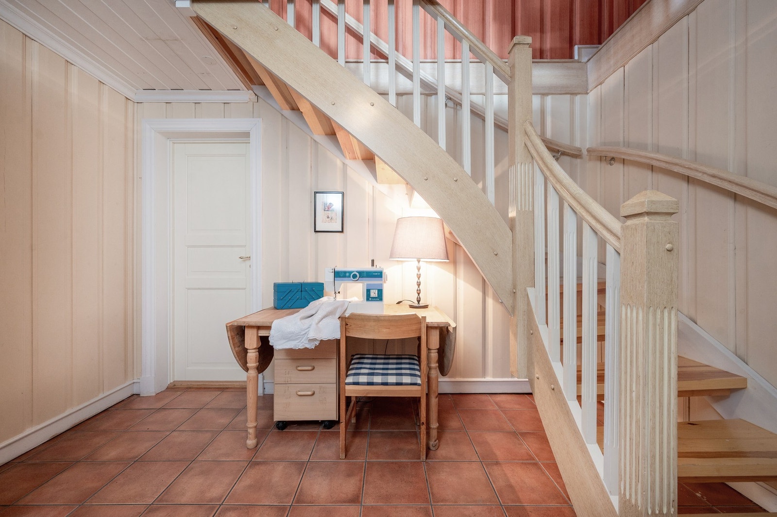 Hall i u. etg. Det er også direkte utgang fra u. etg Galleribilde