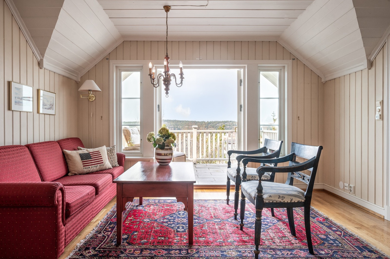 Loftsstue mellom tre soverom og bad i 2. etg Galleribilde