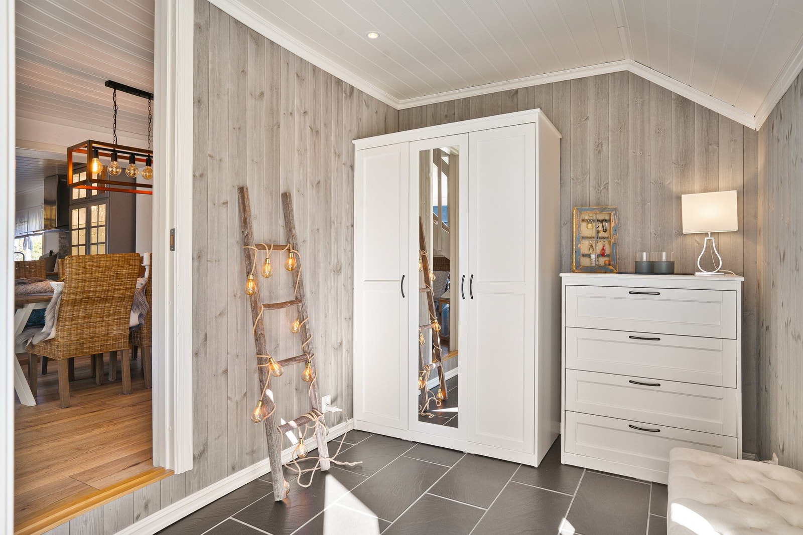 Lys og fin entré med gode oppbevaringsmuligheter. Galleribilde