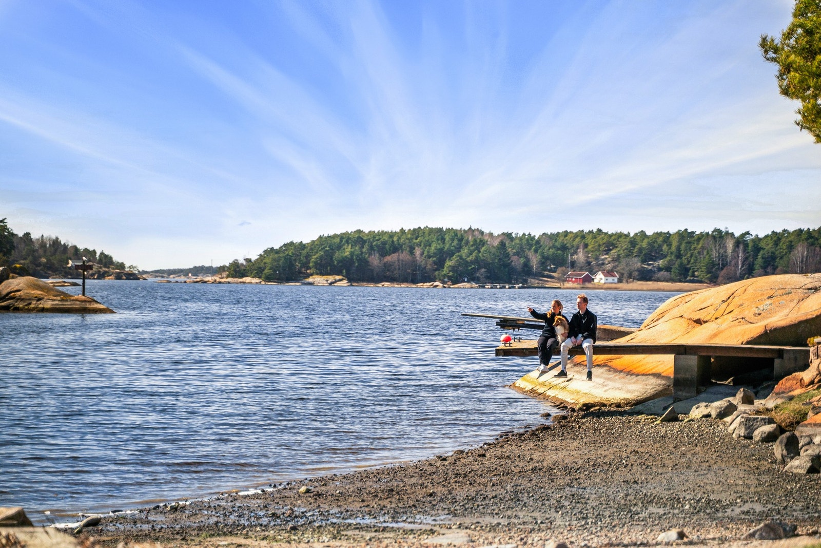 Strandområde med gode muligheter for aktiviteter for hele familien - perfekt for lek, bading og hyggelige dager ved sjøen. Galleribilde