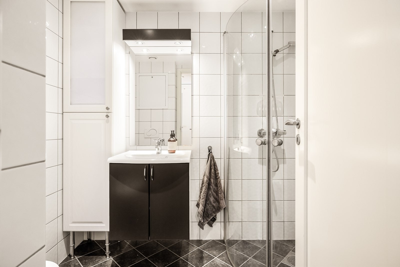 Badet har flislagte overflater, med varmekabler i gulvet og innfelte downlights i himlingen. Galleribilde