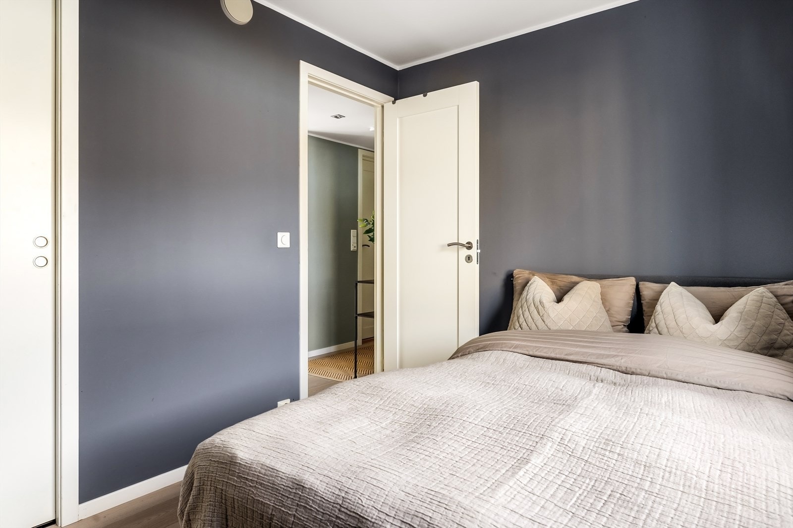 Hovedsoverommet i leiligheten er malt i tidsriktige farger og har et areal på 8,9m². I tillegg har man inngang til en bod som i dag brukes til "walk in closet" Galleribilde